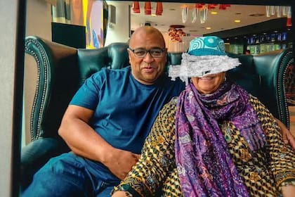 "La madre de las estafas" sigue la historia del reencuentro de Graham Hornigold (izquierda) con su madre Dionne Marie Hanna (derecha), cuyo rostro fue tachado en esta imagen promocional de Netflix.