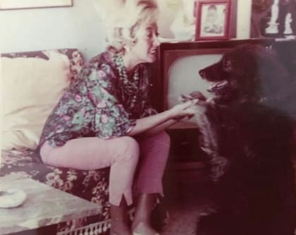 La madre de Liliana junto a Sabu, el último perro que tuvo la joven
