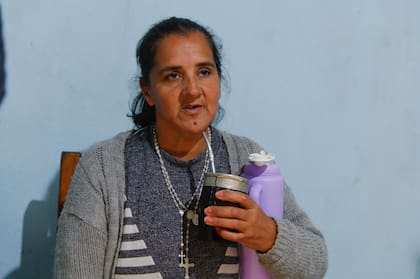 La madre de Loan pasa varias horas al día rezando en el altar dentro de su casa