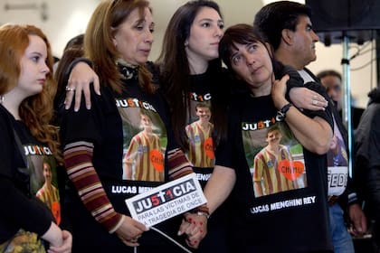 La madre de Lucas Menghini Rey, junto a otros familiares, durante una vigilia en Once.