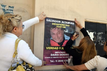 La madre de Salvador Altamura (izquierda) y allegados a la familia pegaron carteles para pedir la aparición del cuerpo de la víctima