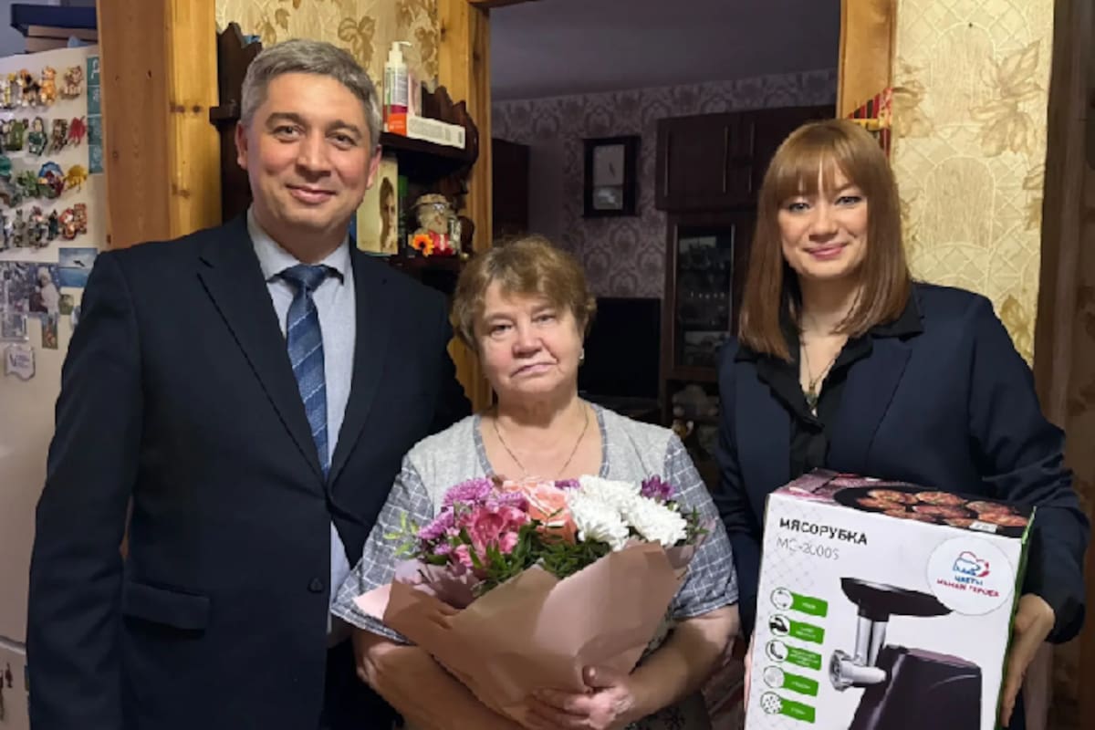 La madre de un soldado muerto en Ucrania recibe la picadora de carne en Murmansk.