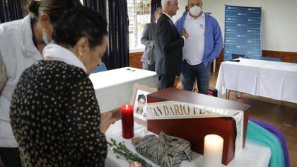 La madre del joven conservó todo este tiempo una de las camisas que su hijo dejó antes de desaparecer. Ella la llevó, junto con una foto, para acompañar la urna con sus huesos