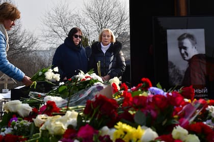 La madre del líder opositor Alexei Navalny, Lyudmila Navalnaya, y su suegra, Alla Abrosimova, visitan su tumba en el Cementerio Borisovskoye, en Moscú