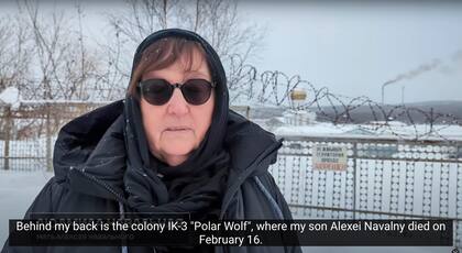 La madre del opositor ruso Alexei Navalny, Lyudmila Navalnaya, habla cerca de la colonia penal de Kharp, Rusia, en la que falleció su hijo.