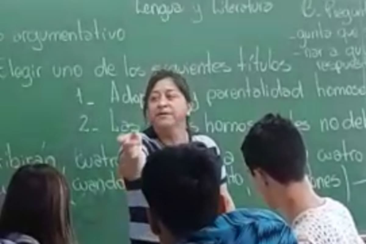 La madre entro al aula y le reclamó a los alumnos que les queda un año para egresar