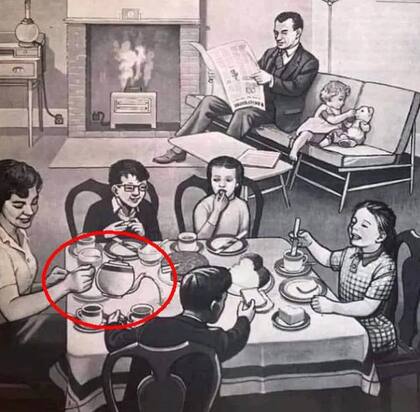 La madre está vertiendo el café sobre la mesa.
