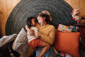 La madre imperfecta arma equipo, pide ayuda, comparte responsabilidades y tareas, se deja ayudar, se cuida, conoce y atiende sus necesidades personales
