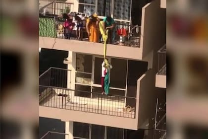 La madre improvisó una soga con un sari e hizo bajar a su pequeño hijo al balcón del noveno piso para que recogiera una ropa que a ella se le había caído