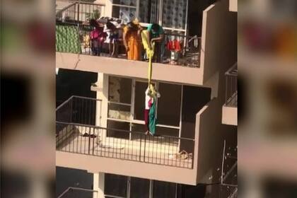 La madre improvisó una soga con un sari e hizo bajar a su pequeño hijo al balcón del noveno piso para que recogiera una ropa que a ella se le había caído