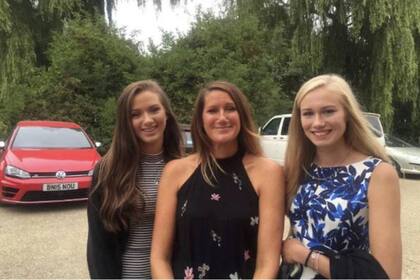 La madre junto a sus hijas gemelas