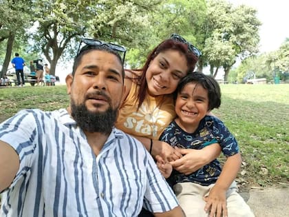 La madre, oriunda de Venezuela, estaba tratando de tramitar su solicitud de asilo cuando fue detenida por ICE junto a su hijo de tres años, en ese entonces