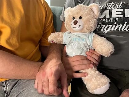La madre sustituta de Claudio y Davide les regaló un osito de peluche que reproduce una grabación ecográfica de los latidos del corazón de su hijo