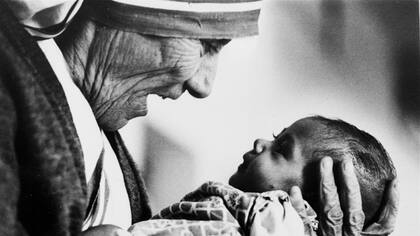 La Madre Teresa de Calcuta dedicó su vida a ayudar a personas en situaciones vulnerables