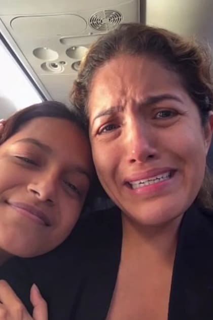 La madre y su hija dentro del avión rumbo a Ecuador. Llegaron este miércoles