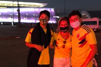 La madre y sus dos hijos llegaron a Brasil para asistir a los cuatro compromisos de Colombia en el grupo B.