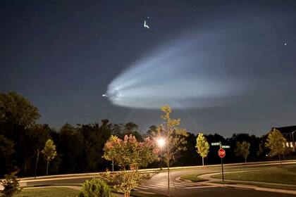 La madrugada del martes, los cielos de Virginia y Massachusetts se llenaron de un espectáculo que dejó a muchos sorprendidos (Imagen de una residente del norte de Urbana, quien mandó fotos a FOX 5)