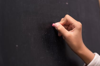 La maestra fue acusada de 19 cargos graves