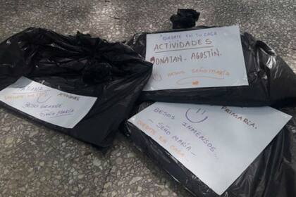 La maestra rural prepara y deja en la tranquera de cada alumno y alumna la tarea y los materiales necesarios para realizarla.