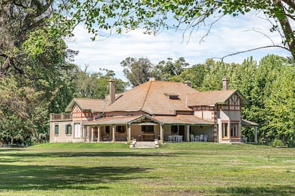 La magnífica casa principal de la estancia El 29 sobre una suave loma con escalinatas. De estilo rural inglés, se desconoce quién la proyectó.