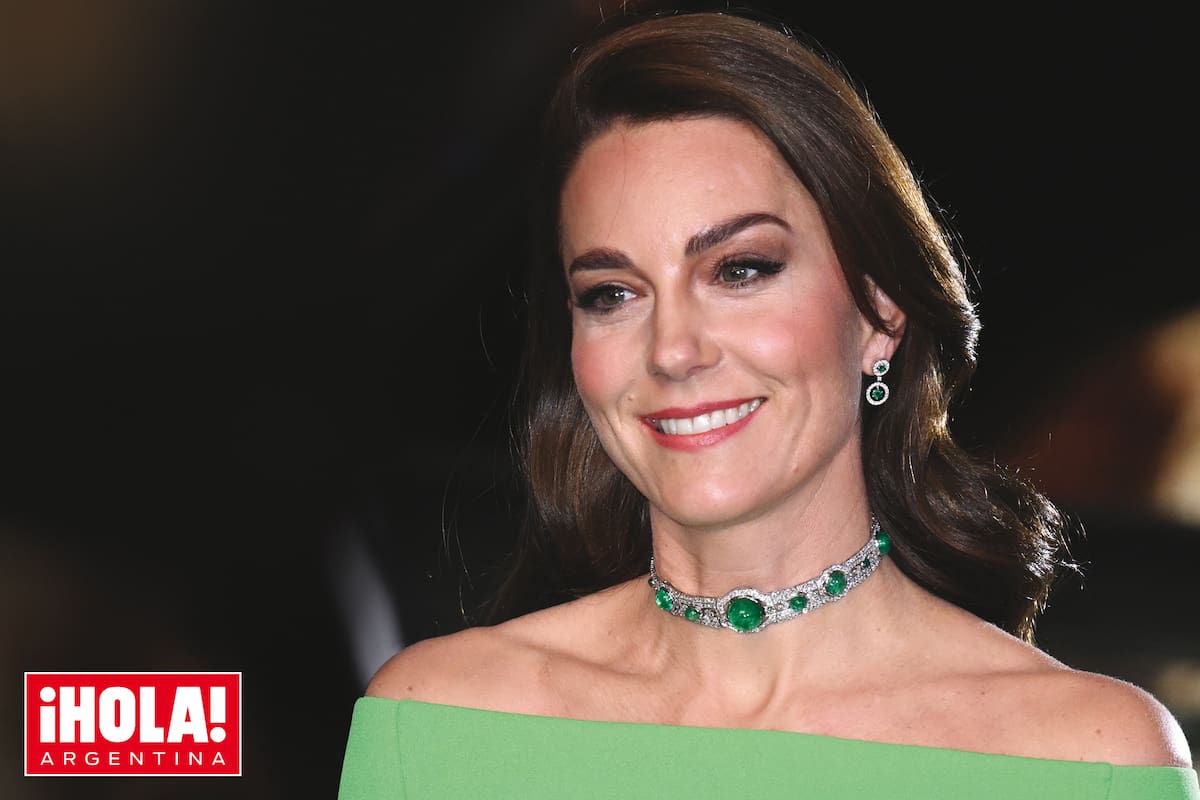 La magnífica gargantilla de esmeraldas –una pieza de estilo art déco que combinó con pendientes a juego– es una joya que la reina Isabel II heredó de su madre y, años después, le regaló a Diana con motivo de su boda con el entonces príncipe Carlos.