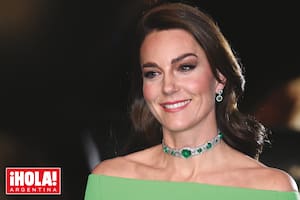 La magnífica gargantilla de esmeraldas –una pieza de estilo art déco que combinó con pendientes a juego– es una joya que la reina Isabel II heredó de su madre y, años después, le regaló a Diana con motivo de su boda con el entonces príncipe Carlos.