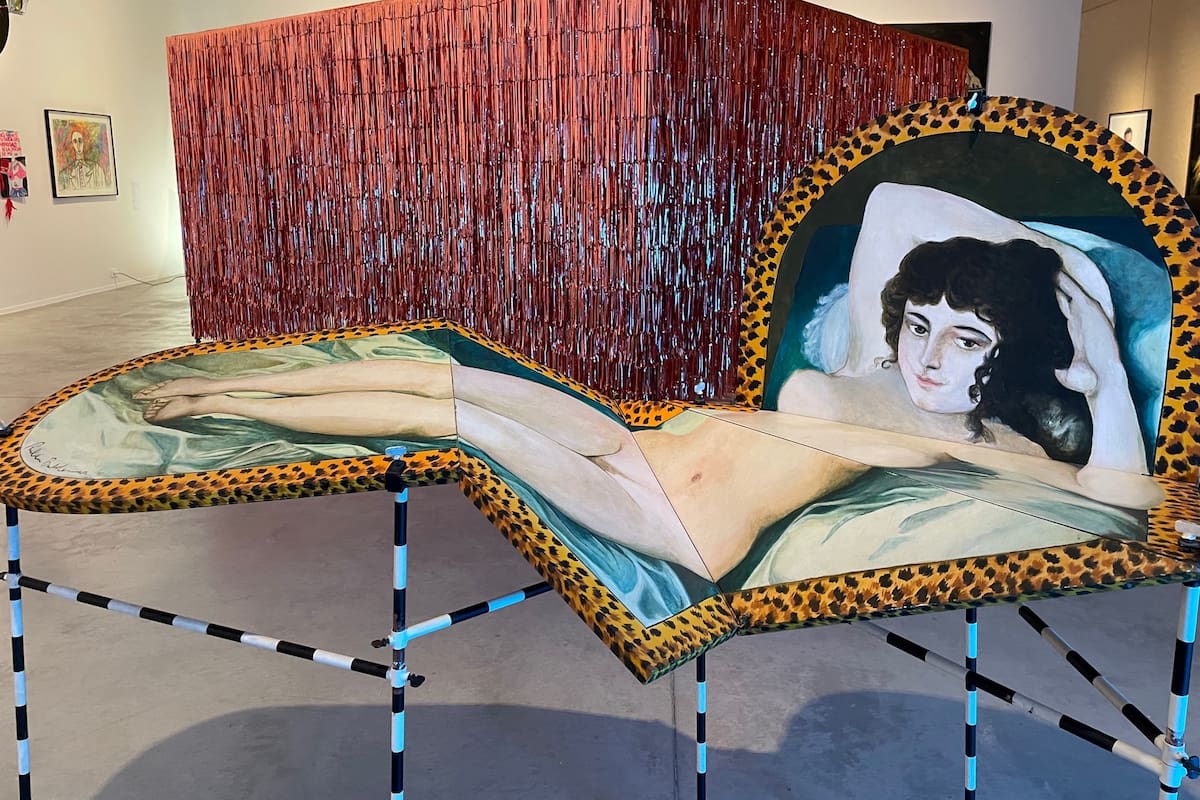 La maja plegadiza (1991), del fallecido artista rosarino Rubén Baldemar, en la muestra Cultura Colibrí en el Moderno