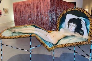 La maja plegadiza (1991), del fallecido artista rosarino Rubén Baldemar, en la muestra Cultura Colibrí en el Moderno