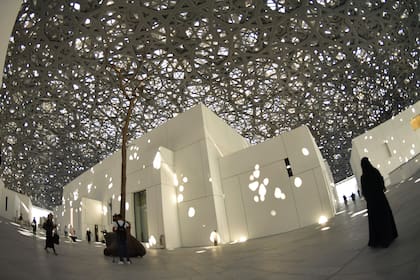 La majestuosa cúpula, perforada por estrellas que dejan entrar el sol al patio central de la construcción