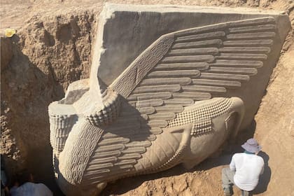 La majestuosa escultura de 18 toneladas y 4 metros encontrada en Irak