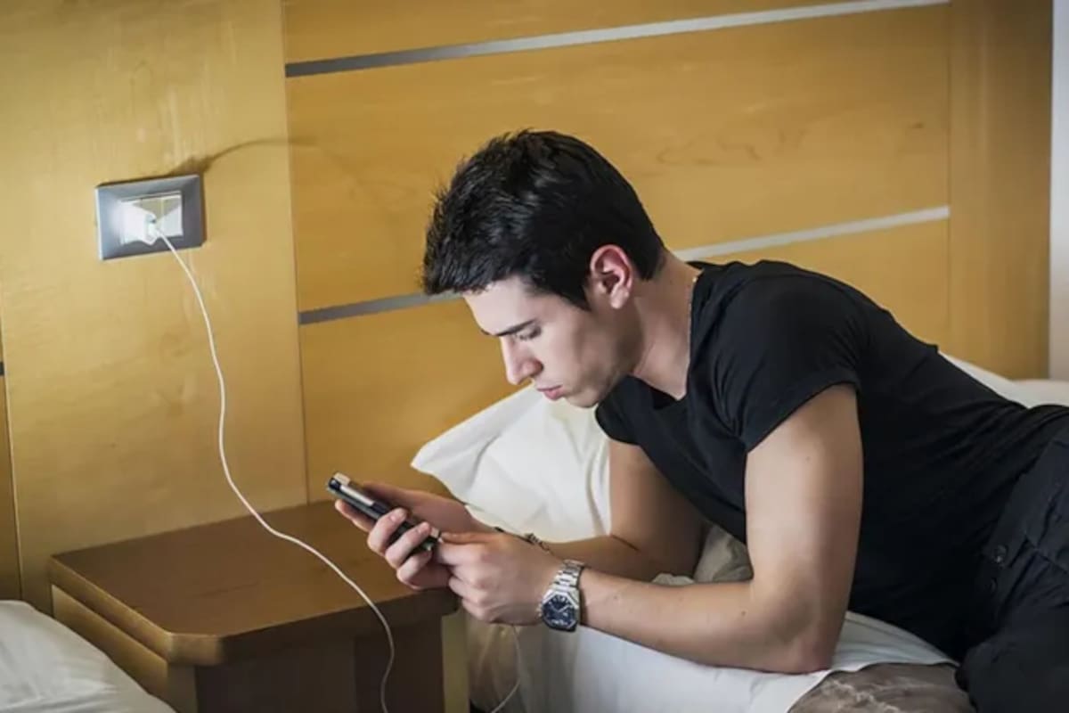 La mala carga de la batería del teléfono móvil puede dañarlo: ¿qué va primero, el enchufe al toma corriente o el cable de datos al teléfono? (Foto: Istock)