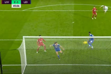 La mala fortuna del defensor Wout Faes, autor de dos goles en contra para la victoria de Liverpool sobre Leicester 2-1, por la Premier League