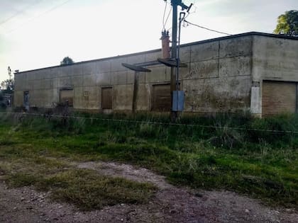 La maleza crece entre las construcciones abandonadas. Así luce Estela hoy
