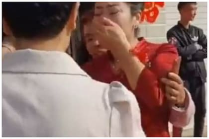 La mamá cuando se da cuenta que la novia de la boda es su hija