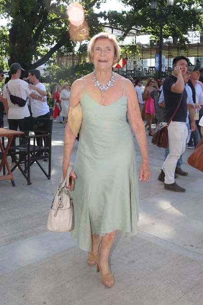 La mamá de Adolfo Cambiaso, Martina de Estrada Láinez, en esta final tiene el corazón partido entre los dos equipos ya que juegan los Adolfos, su hijo y su nieto Poroto, y también, los herederos de su hija Camila, Bartolomé y Camilo Castagnola por la Natividad.