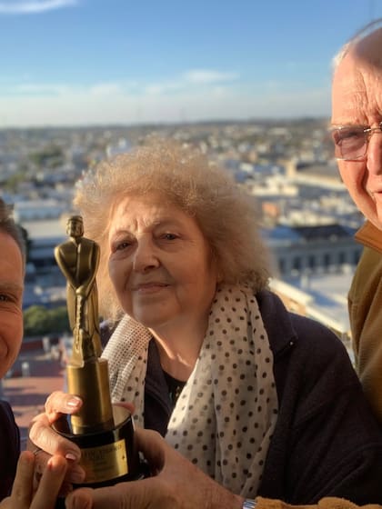 La mamá de Fantino con el Martín Fierro que ganó el periodista