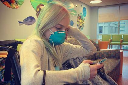 La mamá de la joven, internada en una clínica de Dallas, rogó a los compradores compulsivos de mascarillas que tengan en cuenta la stiuación de su hija y de los que están como ella