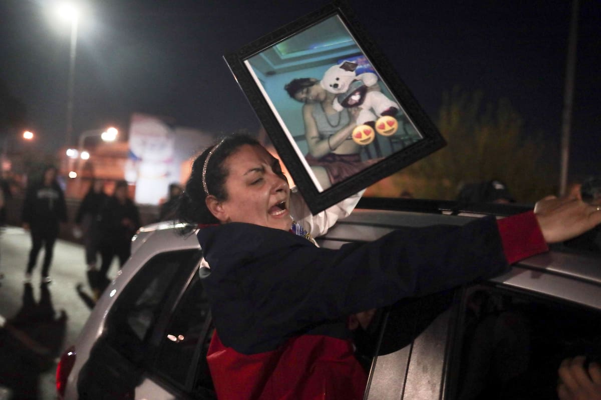 La mamá de Lara en Puente 12. La Matanza. Familiares y vecinos luego del velorio de Lara Gutiérrez, la niña de 15 años salieron por las calles protestando por el triple femicidio de Florencio Varela.