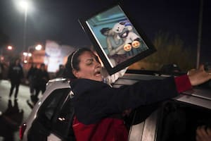 La mamá de Lara en Puente 12. La Matanza. Familiares y vecinos luego del velorio de Lara Gutiérrez, la niña de 15 años salieron por las calles protestando por el triple femicidio de Florencio Varela.