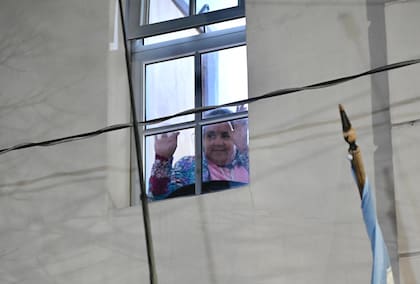 La mamá de Loan saluda a través de la ventana