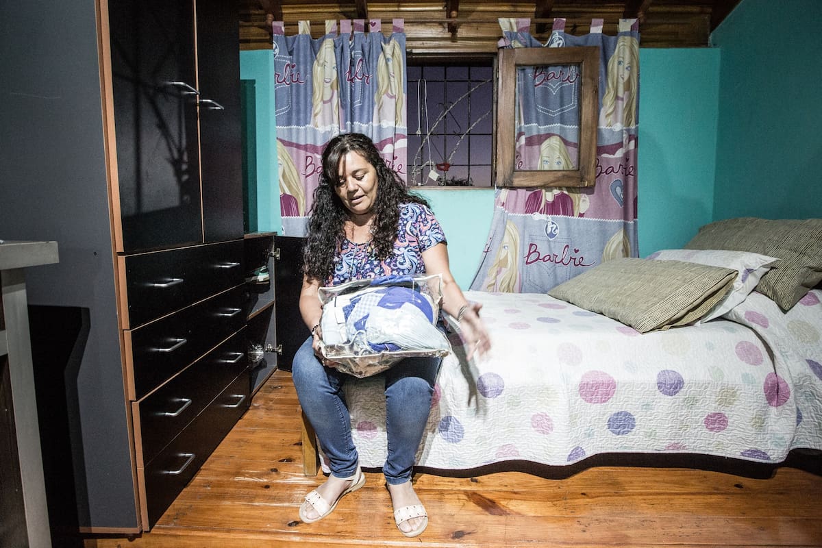 La mamá de Lucas Martínez Freccero en la habitación de su hijo