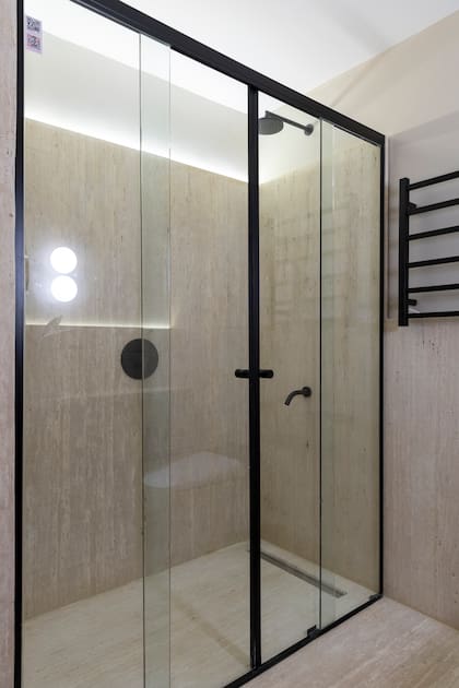 La mampara en la ducha es una tendencia que cada vez está más presente en los baños modernos