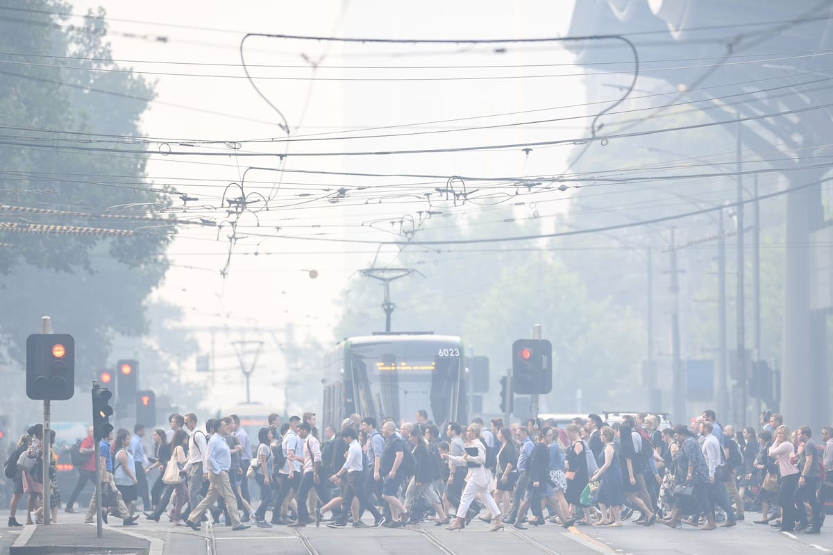 La mañana de Melbourne estuvo saturada ayer por una sofocante capa de humo causada por los incendios