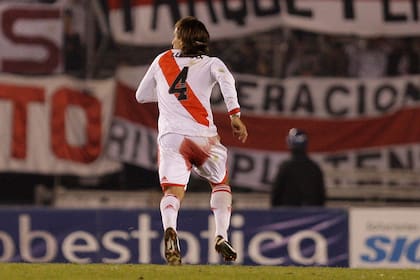 La mancha de sangre de Ponzio, en un partido de River en el Nacional B, en 2012