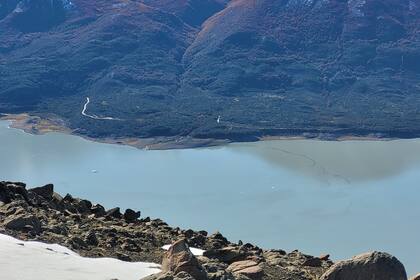 La mancha se ve a simple vista en el lago Argentino