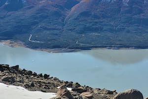 La mancha se ve a simple vista en el lago Argentino