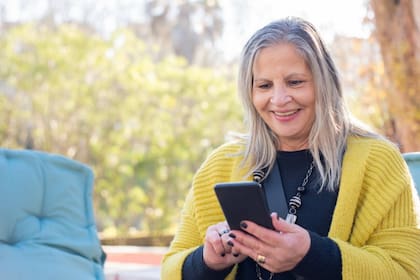 La manera correcta de agarrar el celular puede evitar problemas de salud (Foto Pexels)