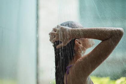 La manera correcta de aliviar la insolación es usando compresas frías sobre la cabeza y el cuerpo, así como baños de agua tibia o fría