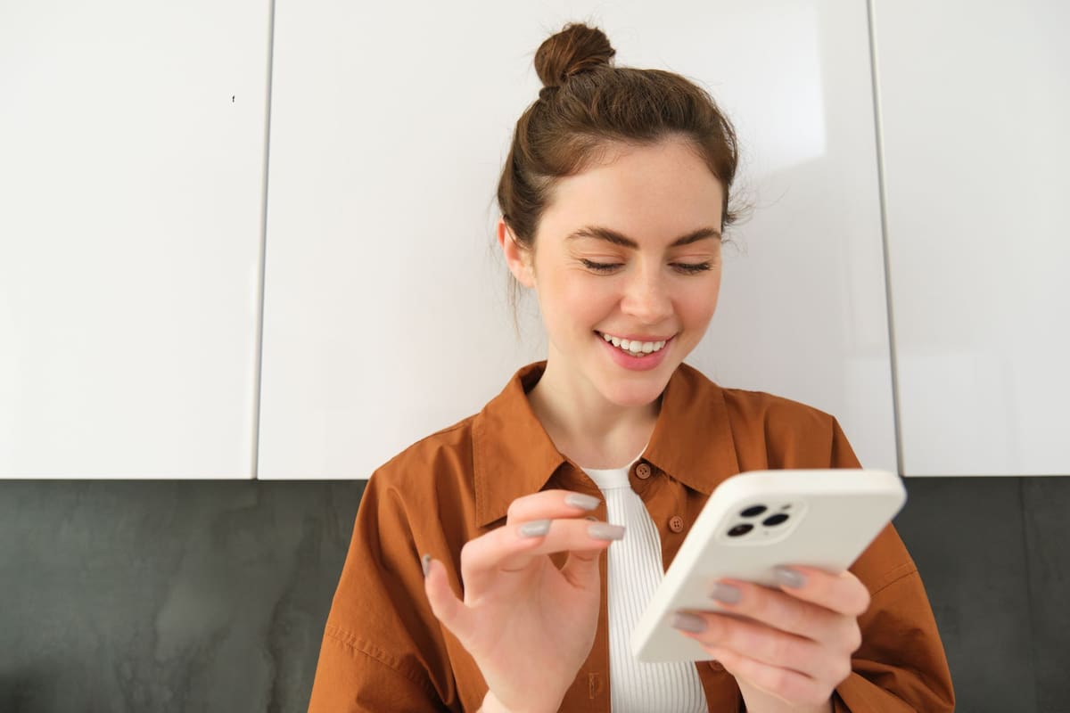 La manera de agarrar el celular podría revelar rasgos de tu personalidad, según la psicología