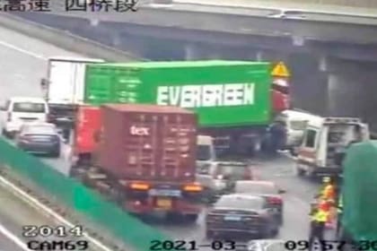 La manera en que el vehículo atravesó la autopista y el logo de Evergreen recordaron a los usuarios de redes el barco que quedó atascado estos días en el canal de Suez